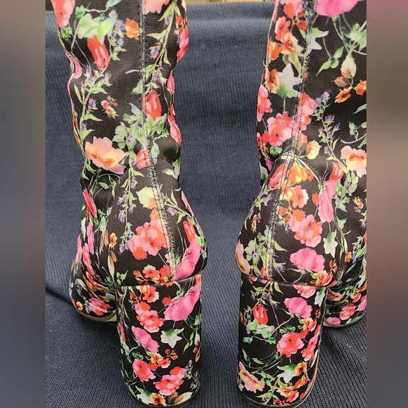 Steve Madden Lombard Sock Bootie w/pointed toe & 4" covered heel Size 5.5M - Picture 4 of 7